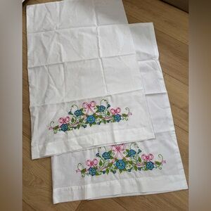 VTG SET OF 2 Hand Embroidered Multi Color Flower Standard Pillowcases 21”X31”
